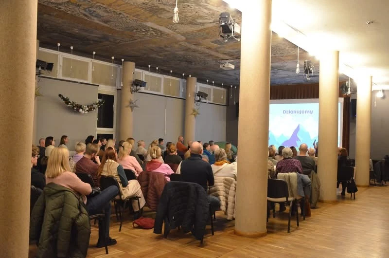 Audience and speakers at the Fann Mountains talk.